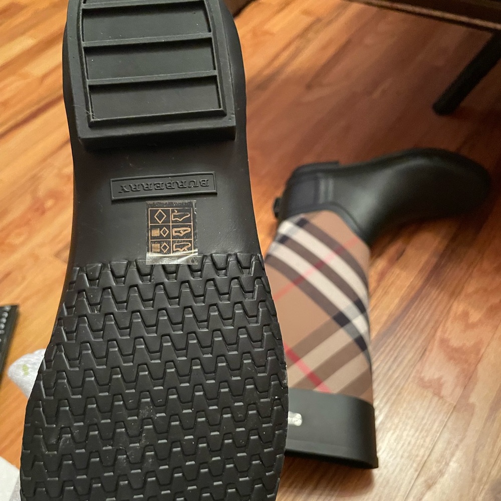 AUTHENTIC Burberry Rain Boots - Picture 4 of 7